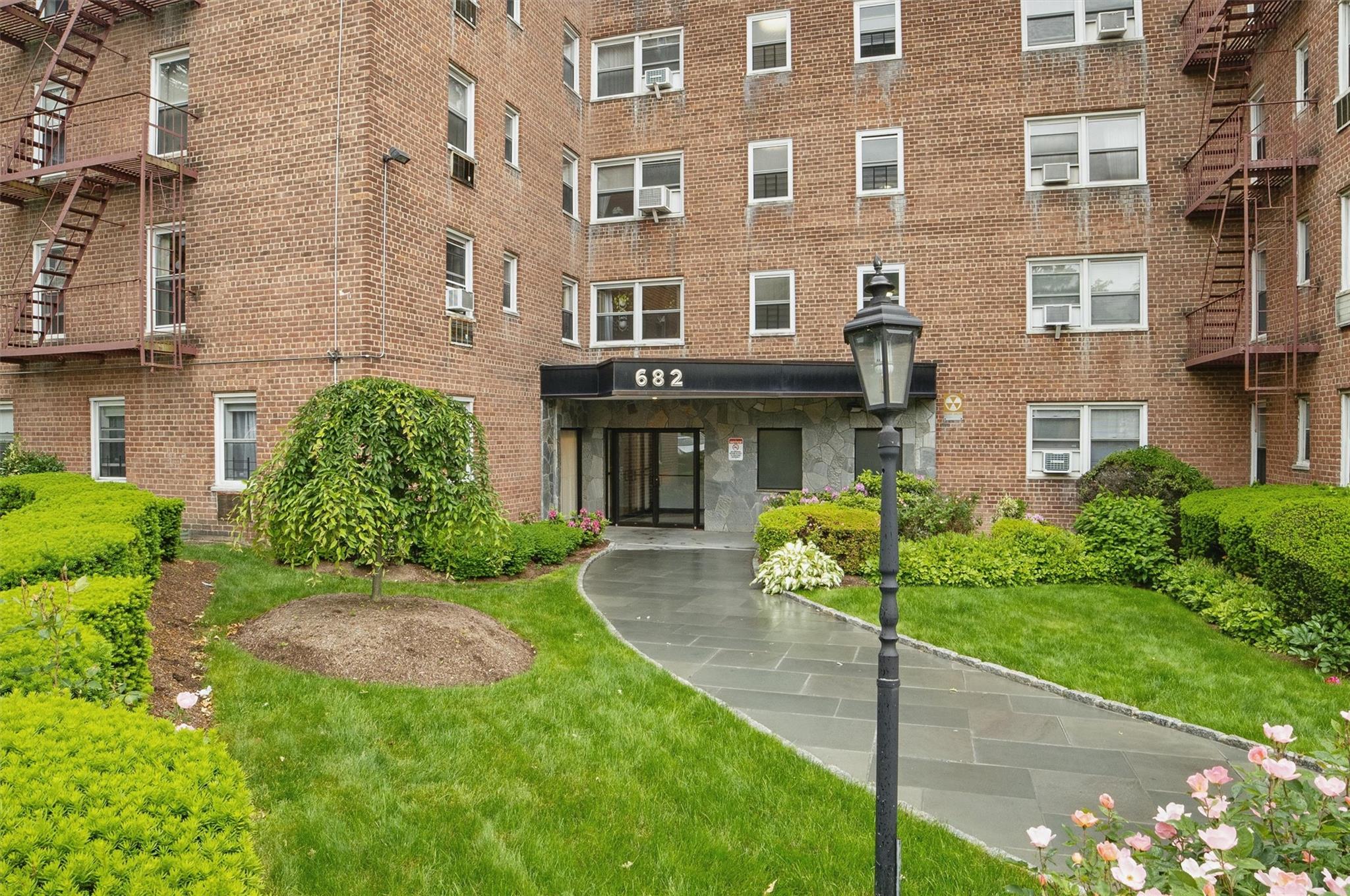 #2 photo, 682 Tuckahoe Road, Yonkers , NY 10710