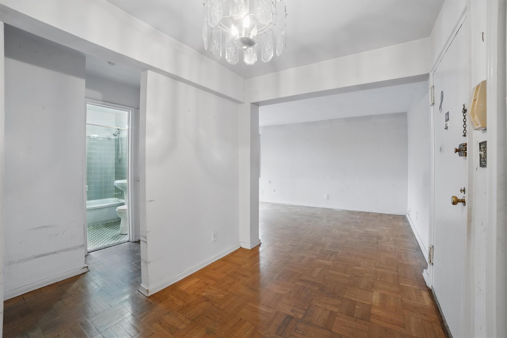 #5 photo, 682 Tuckahoe Road, Yonkers , NY 10710