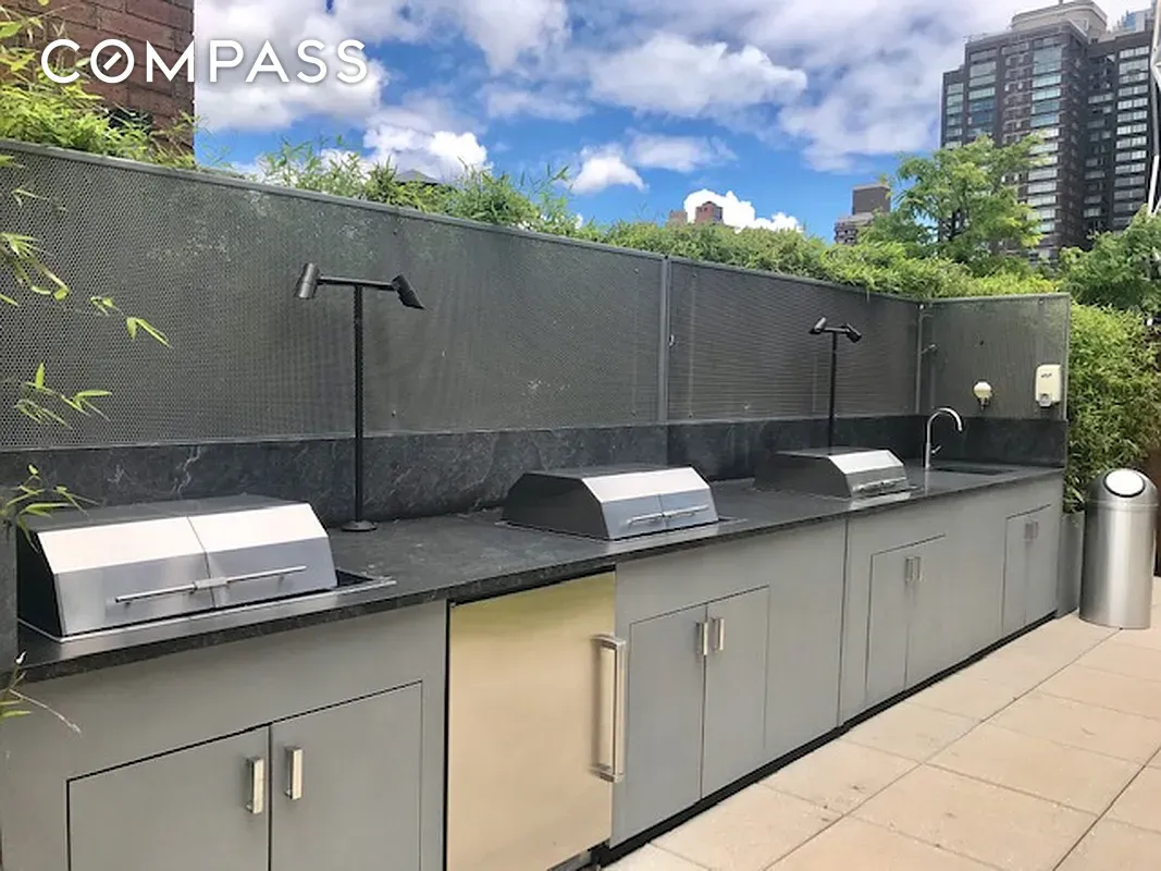 #12 photo, 301 W 53rd Street, マンハッタン Hell's Kitchen , NY 10019