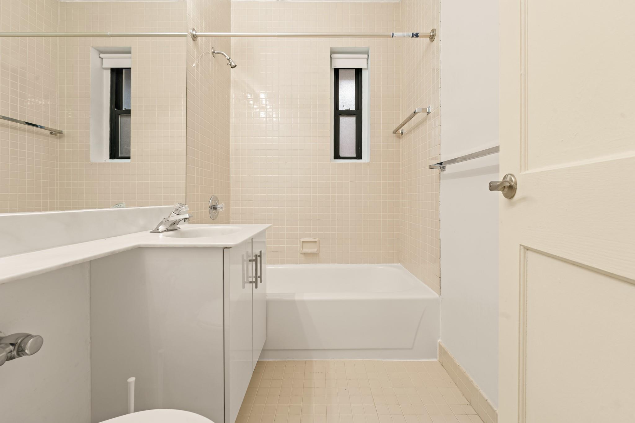 #9 photo, 34-21 78th Street, クイーンズ区 Jackson Heights , NY 11372