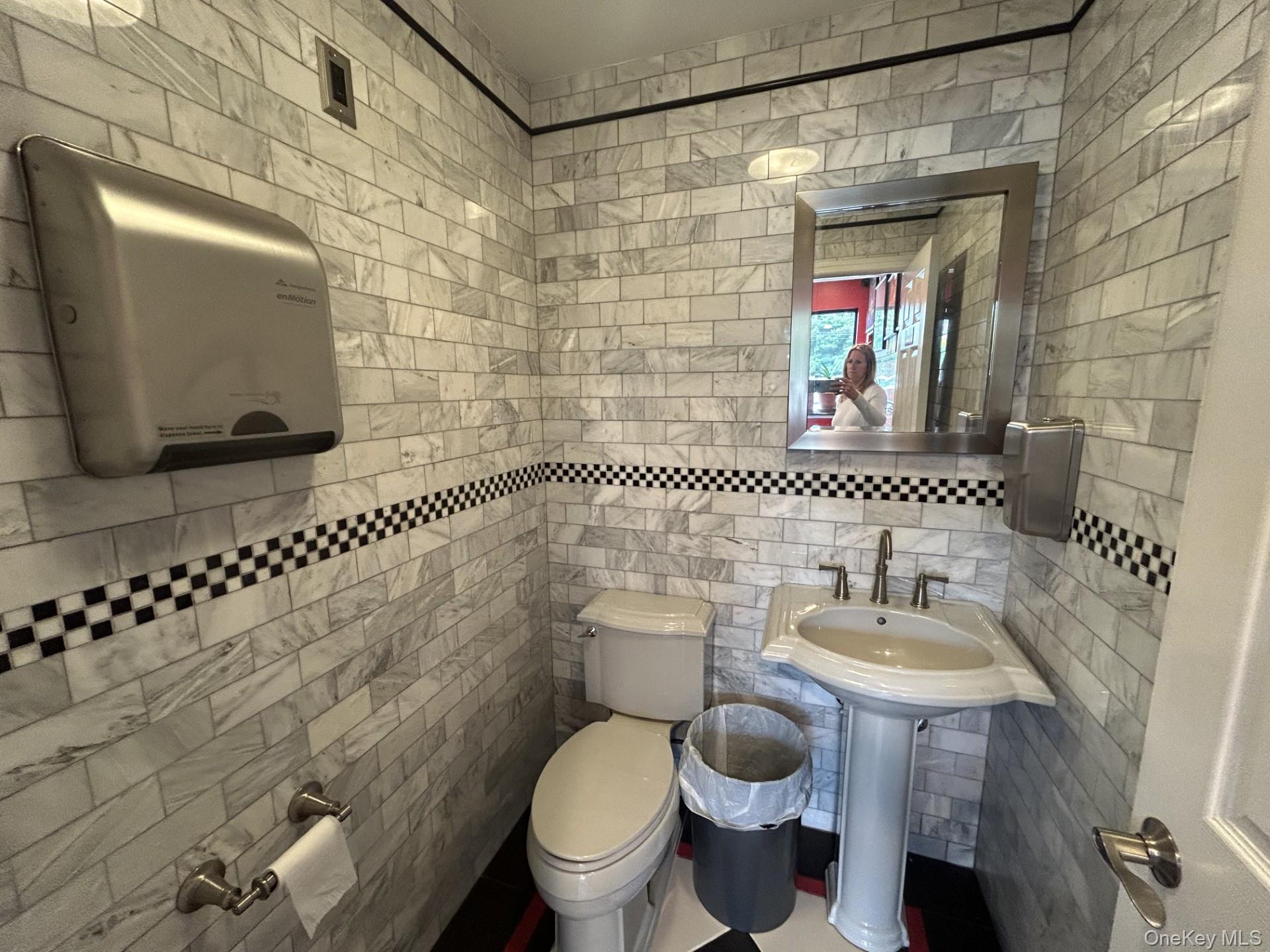 #10 photo, 988 W Jericho Turnpike, サフォーク郡 Smithtown , NY 11787