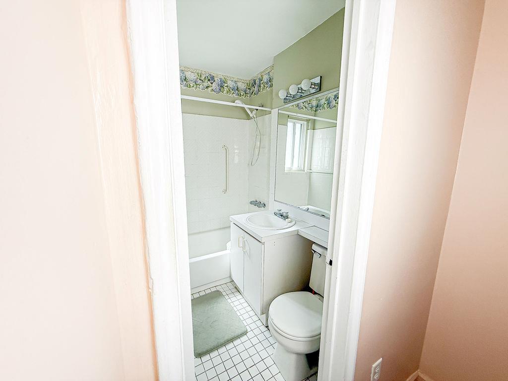 #5 photo, 182 Edmunton Dr, North Babylon , NY 11703