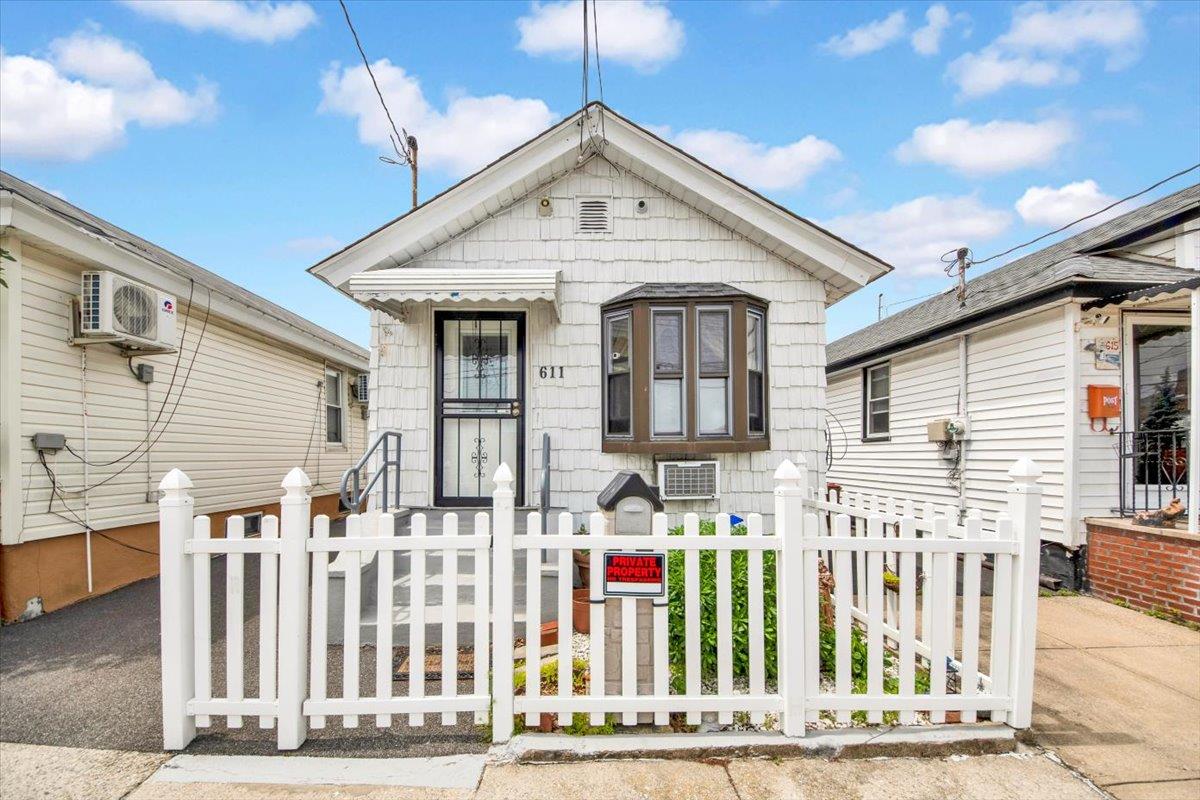 #1 photo, 611 Clarence Avenue, برونكس Bronx , NY 10465