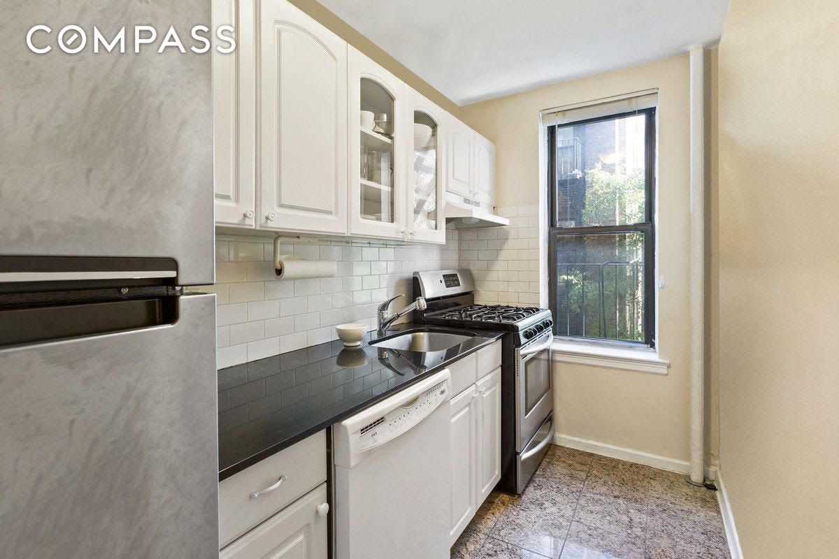 #1 photo, 305 W 18th Street, Chelsea , NY 10011