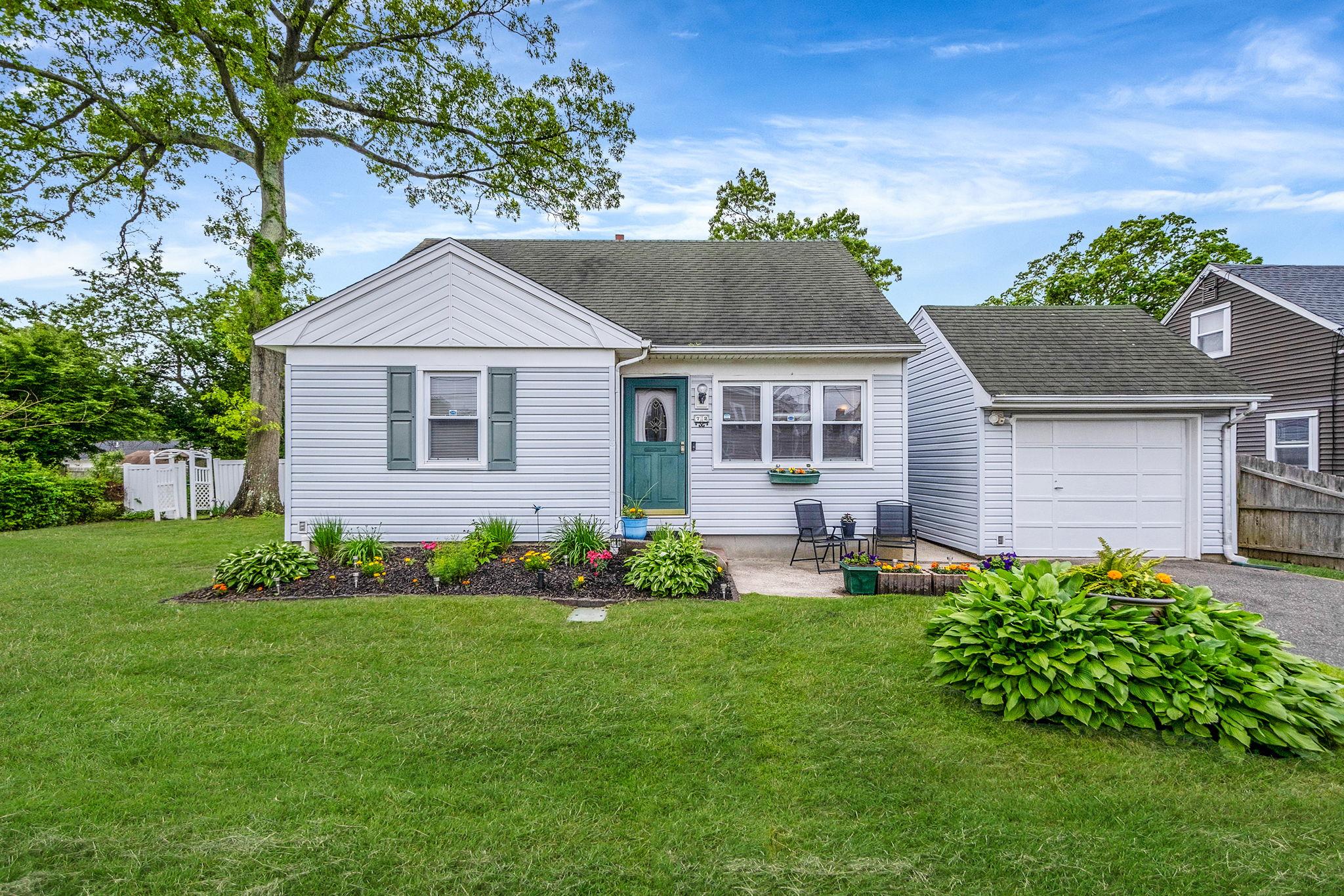 #1 photo, 72 Belford Avenue, سوفولك Bay Shore , NY 11706