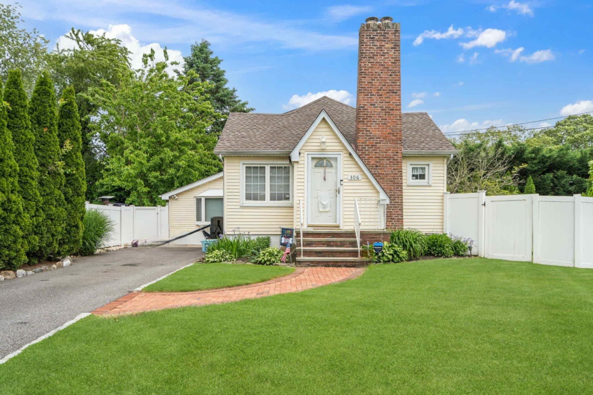 #1 photo, 306 Mccall Avenue, 東長島 西艾斯利普 West Islip , NY 11795