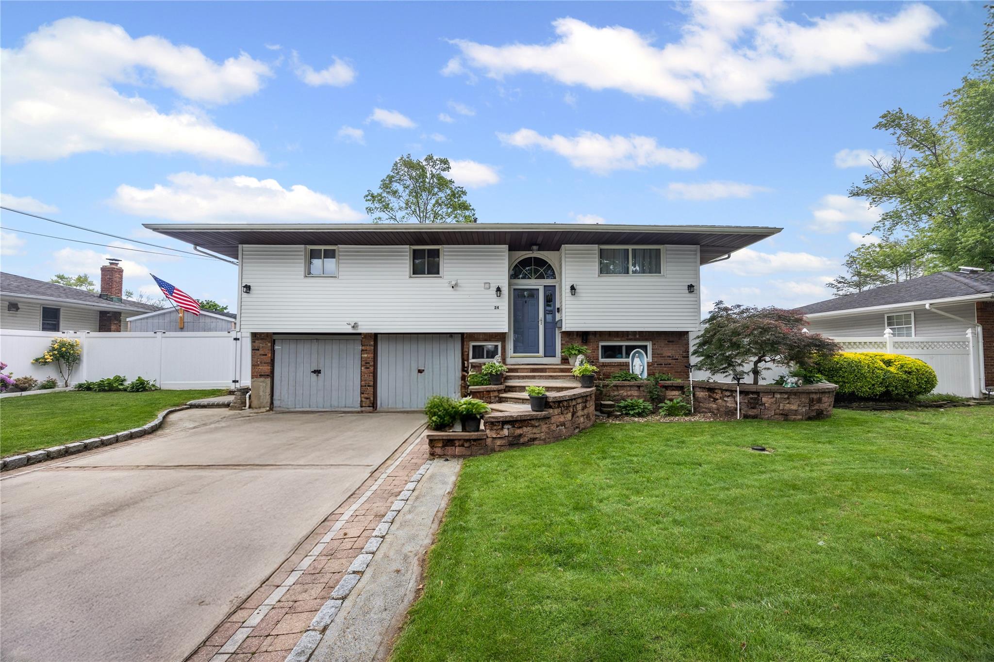 #1 photo, 24 Sugarwood Lane, Commack , NY 11725