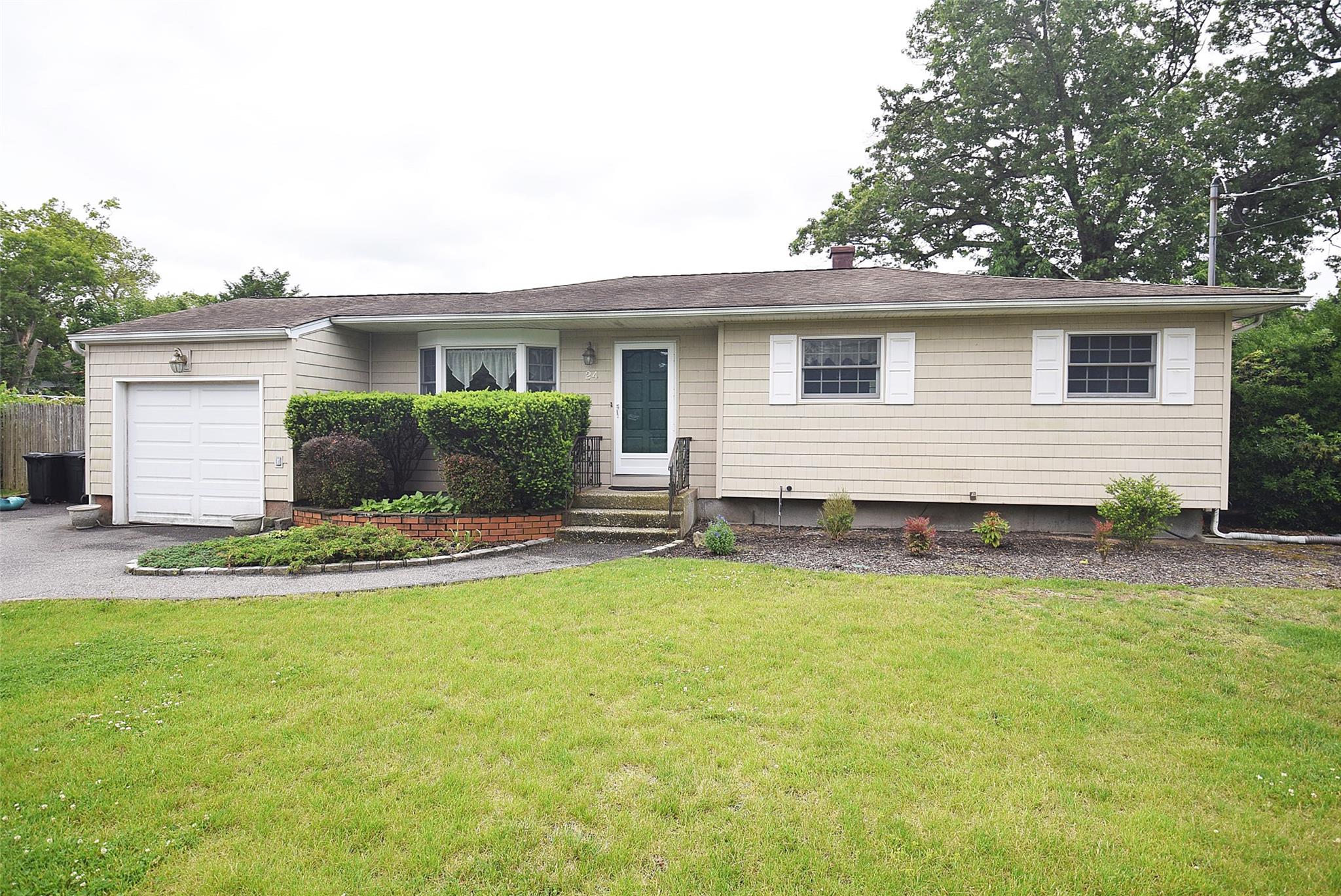 #1 photo, 24 Rodney Avenue, 東長島 艾斯利普 Islip Terrace , NY 11752