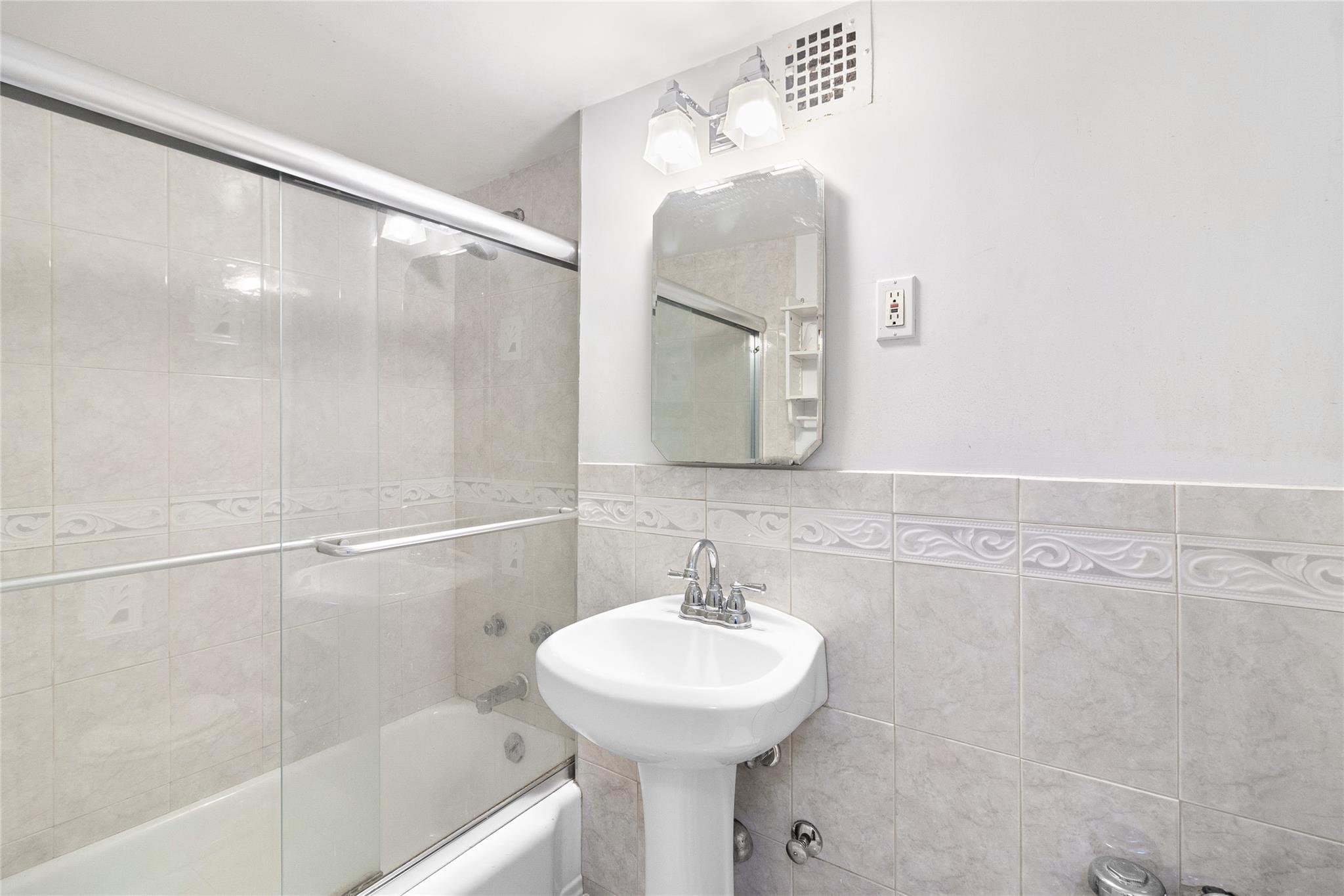 #7 photo, 35-11 85th Street, クイーンズ区 Jackson Heights , NY 11372