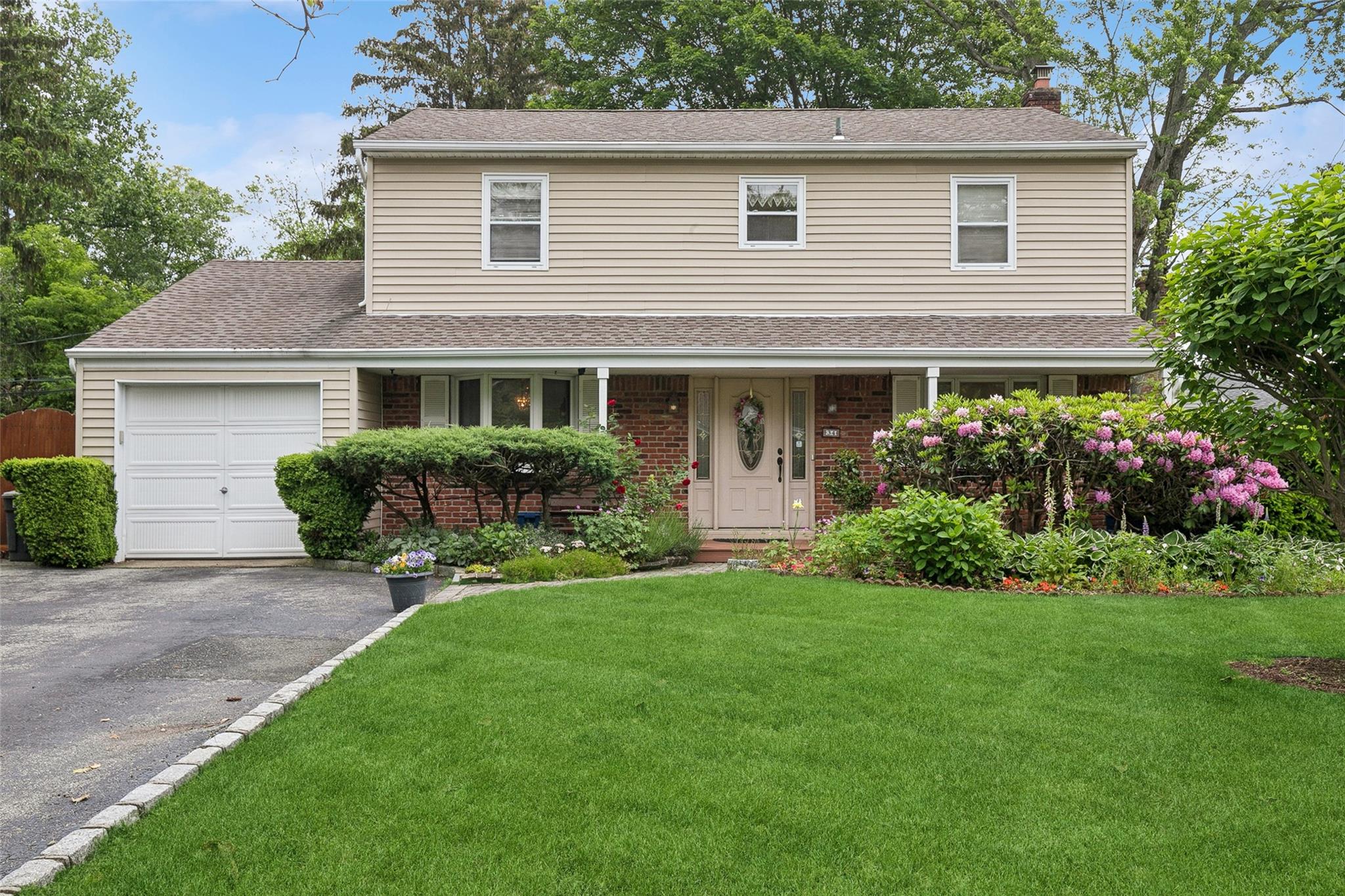 #1 photo, 34 Arcadia Drive, سوفولك Dix Hills , NY 11746