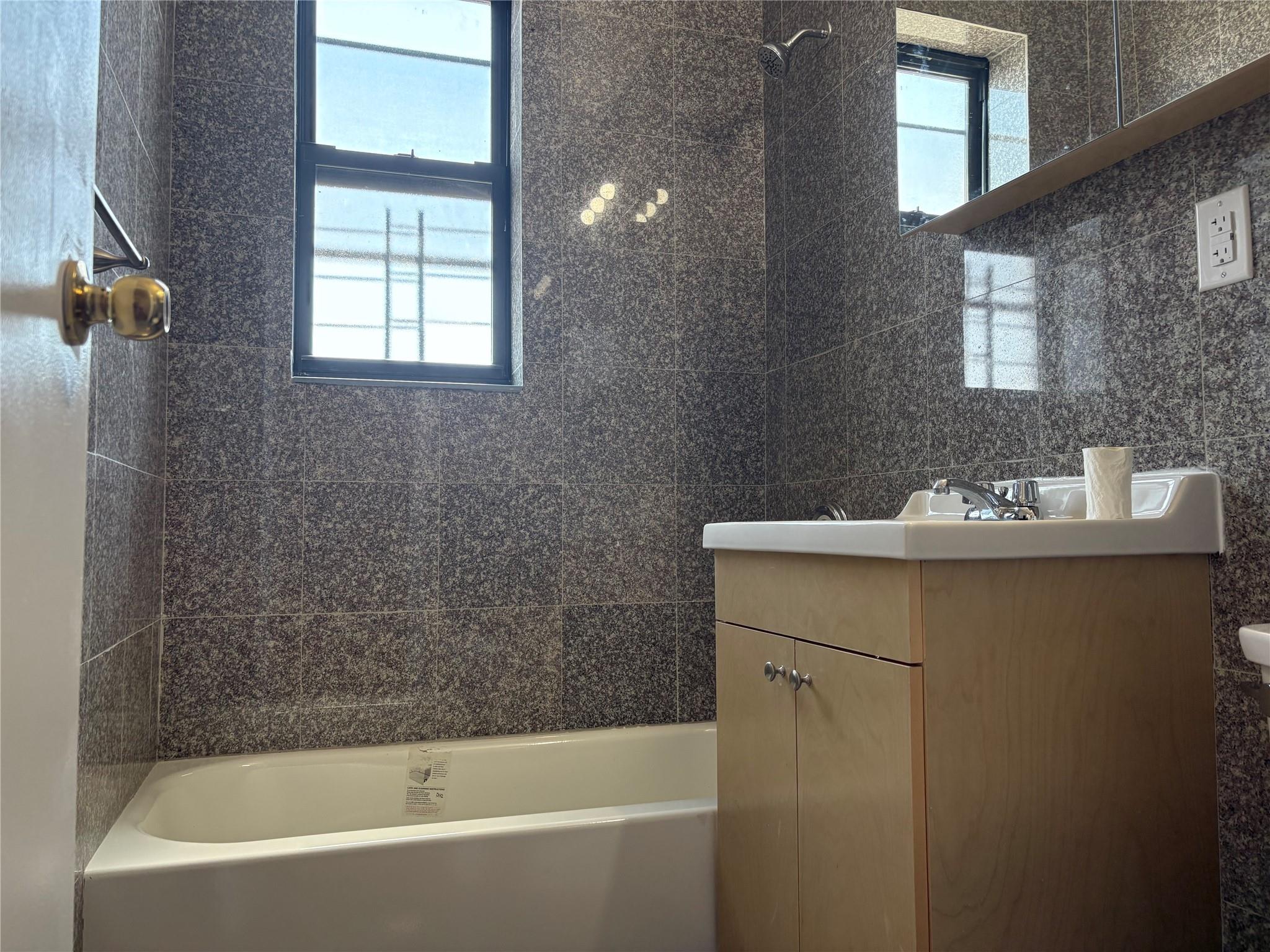 #6 photo, 89-10 35th Avenue, クイーンズ区 Jackson Heights , NY 11372