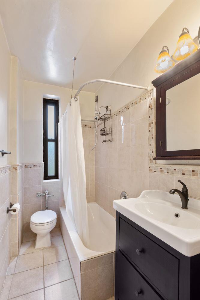 #5 photo, 860 Grand Concourse, Bronx , NY 10451