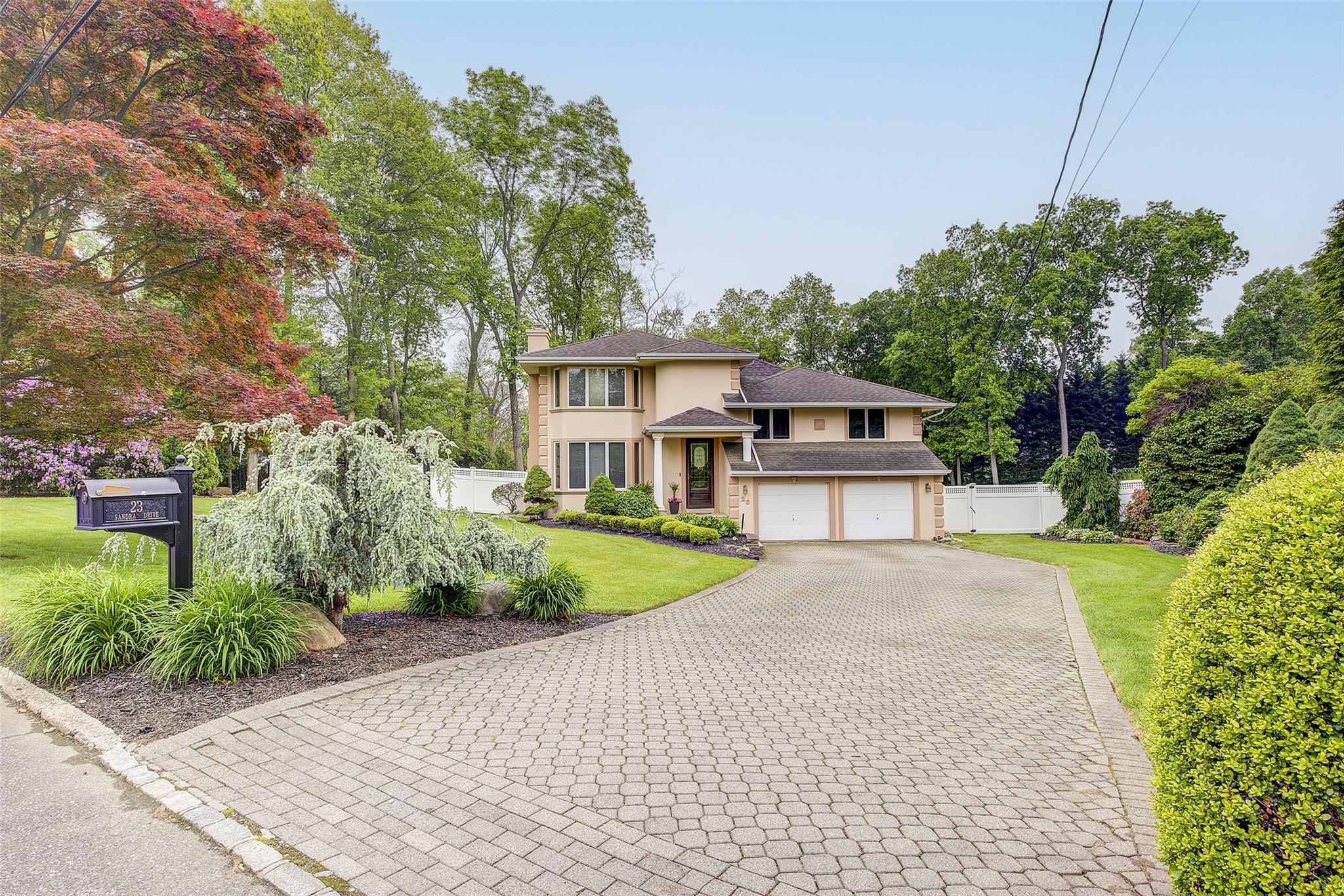 #1 photo, 23 Sandra Drive, سوفولك Dix Hills , NY 11746