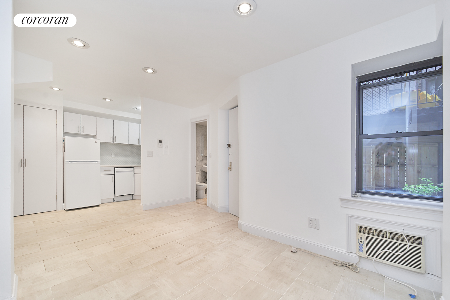 #1 photo, 233 E 12TH Street, مانهاتن East Village , NY 10009
