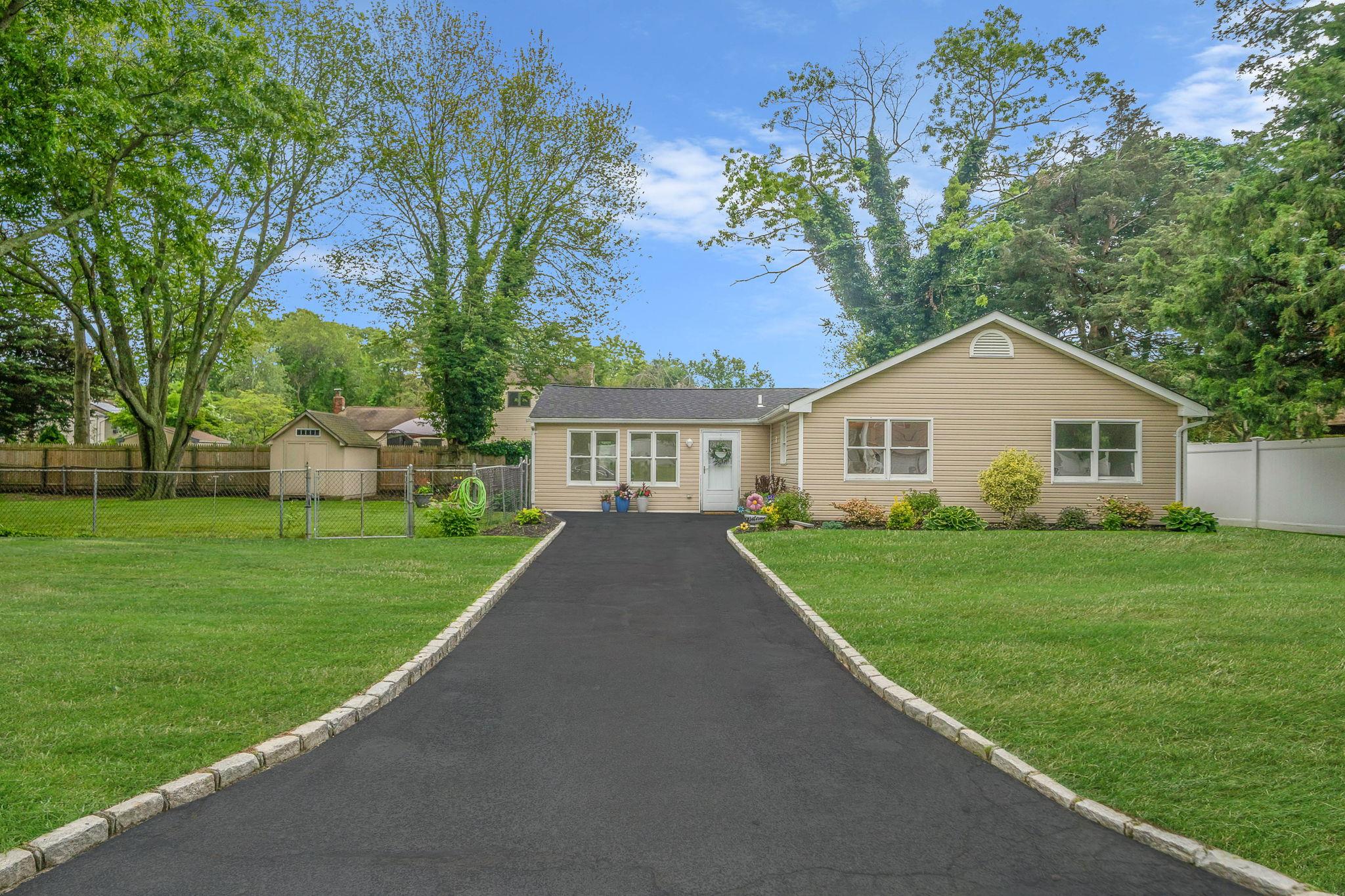 #1 photo, 138 Greene Avenue, 東長島 Port Jefferson Station , NY 11776