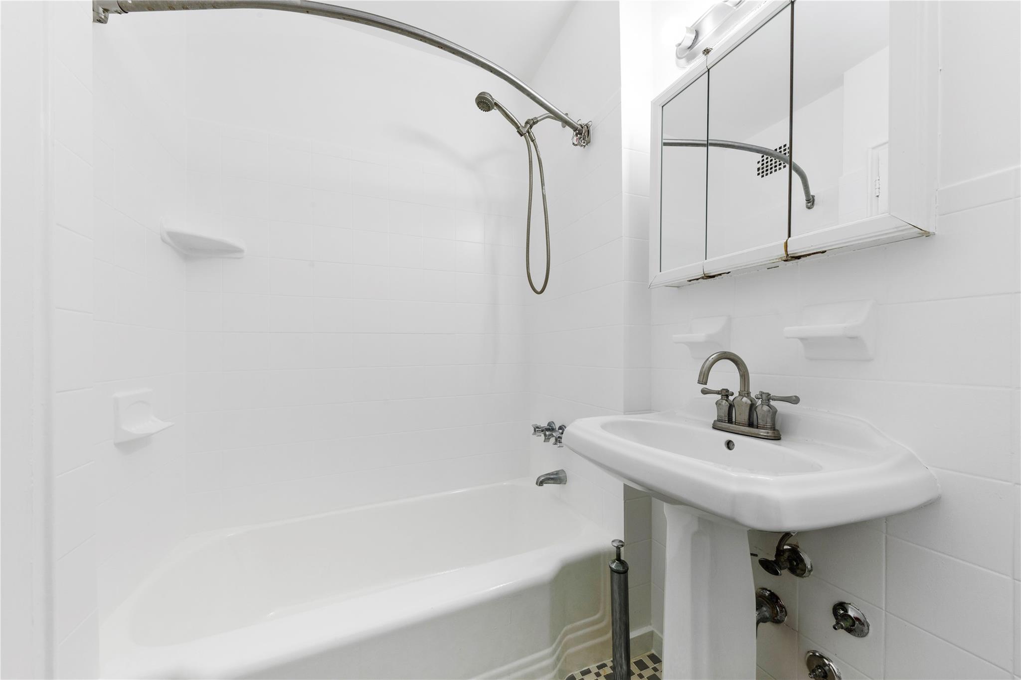 #8 photo, 5355 Henry Hudson Parkway, ブロンクス区 Bronx , NY 10471