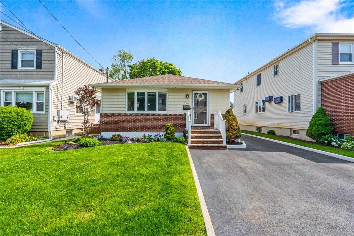 #1 photo, 38 Leaman Place, ناسو Lynbrook , NY 11563