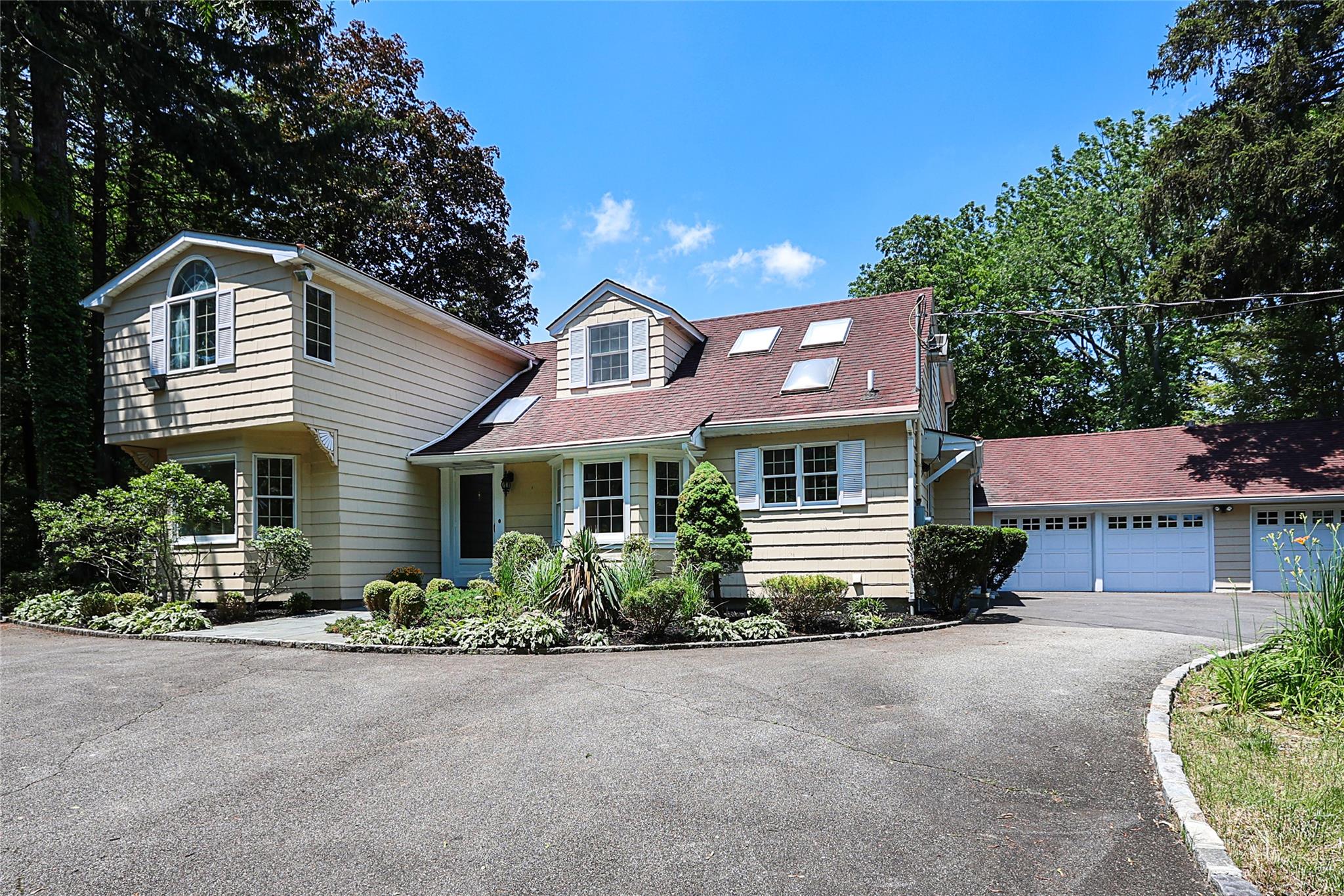 #4 photo, 419 Woodbury Road, Woodbury , NY 11797