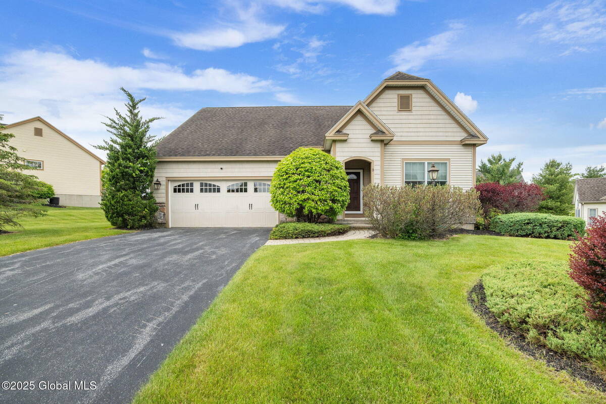 #1 photo, 3 Bedford Circle, Halfmoon , NY 12118