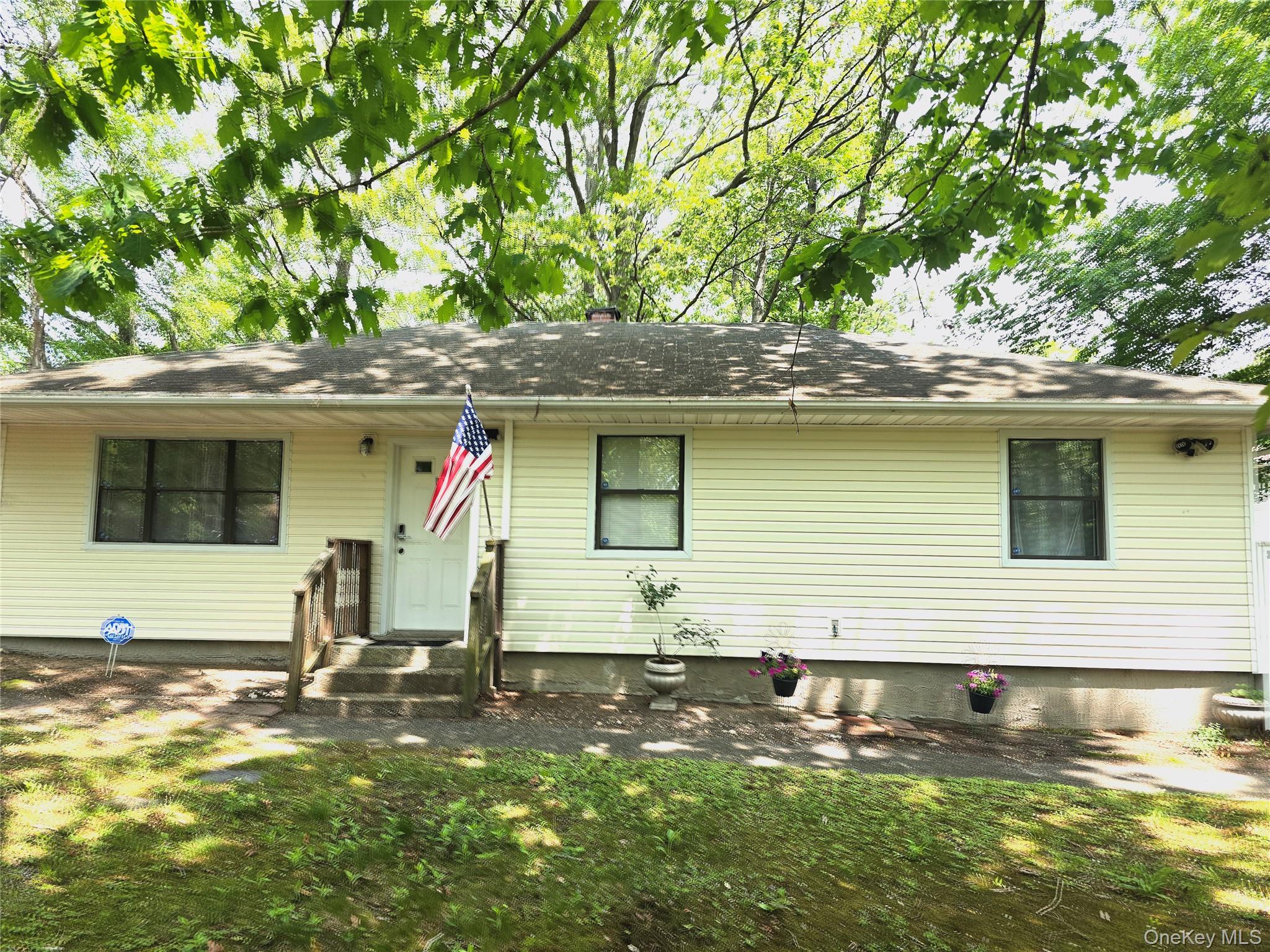 #1 photo, 151 Shinnecock Avenue, 東長島 Mastic , NY 11950