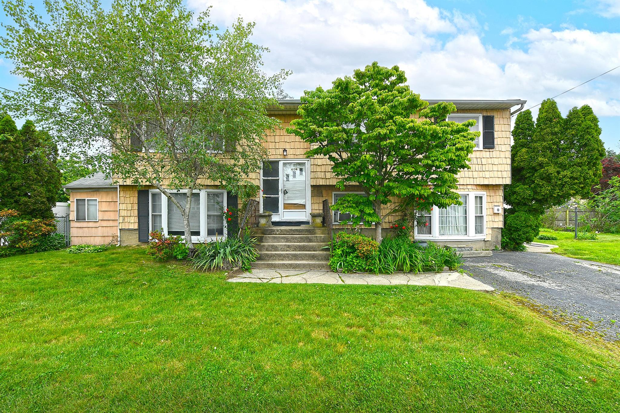 #1 photo, 404 N Putnam Avenue, Lindenhurst , NY 11757