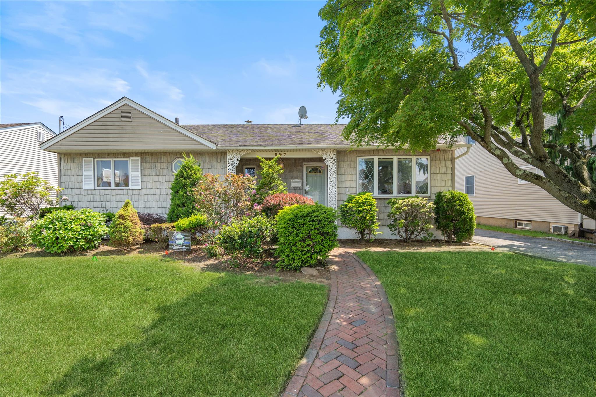 #1 photo, 697 Byron Avenue, ناسو Franklin Square , NY 11010