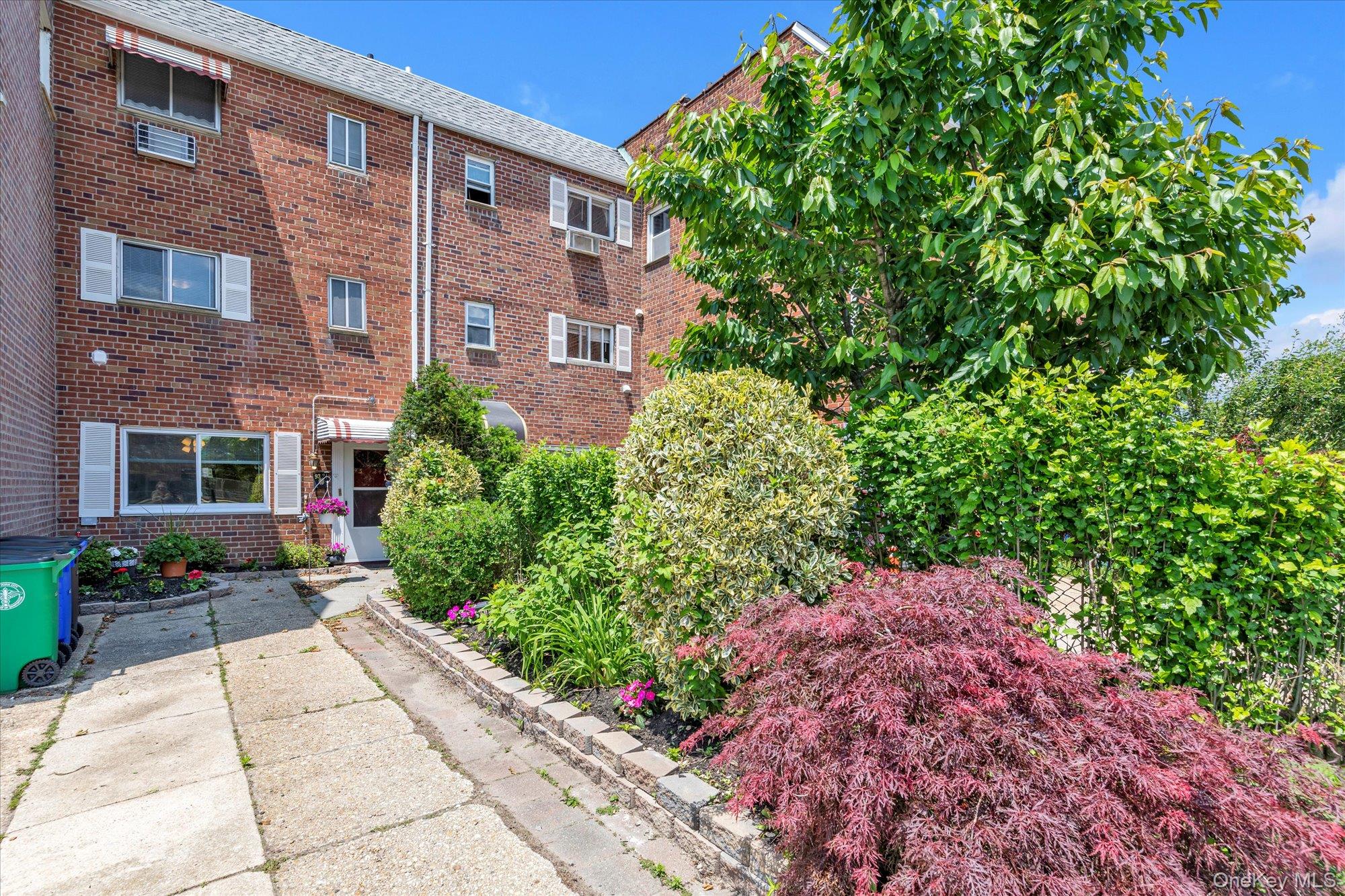 #1 photo, 93-24 243rd Street, 皇后區 Bellerose , NY 11426