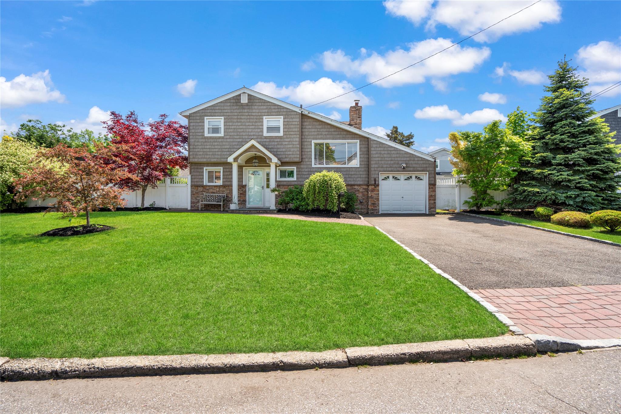 #1 photo, 8 Vera Court, سوفولك West Islip , NY 11795