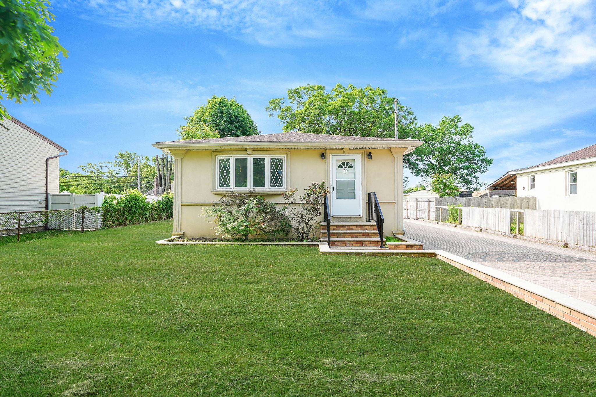 #1 photo, 22 Lincoln Avenue, سوفولك Wyandanch , NY 11798