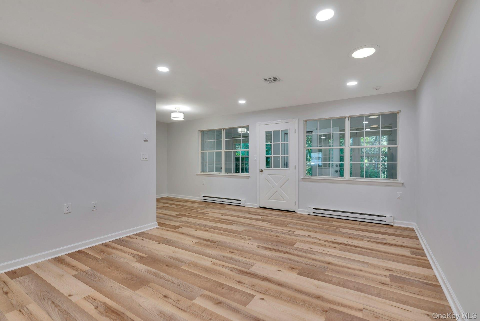 #10 photo, 305C Torquay Court, 東長島 Ridge , NY 11961