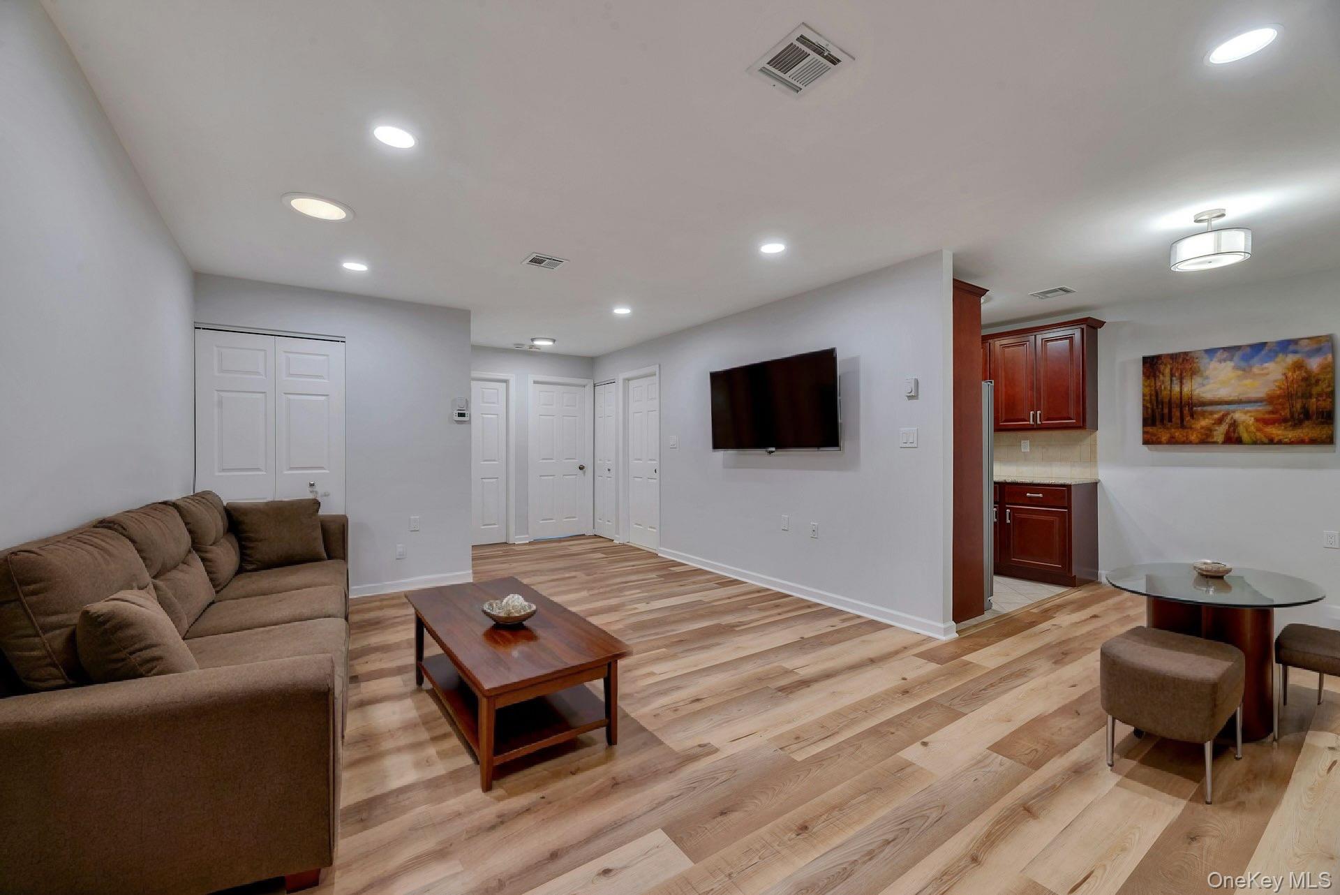 #2 photo, 305C Torquay Court, 東長島 Ridge , NY 11961