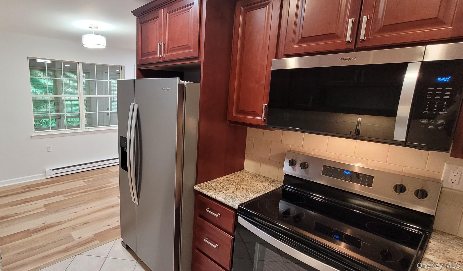 #3 photo, 305C Torquay Court, 東長島 Ridge , NY 11961