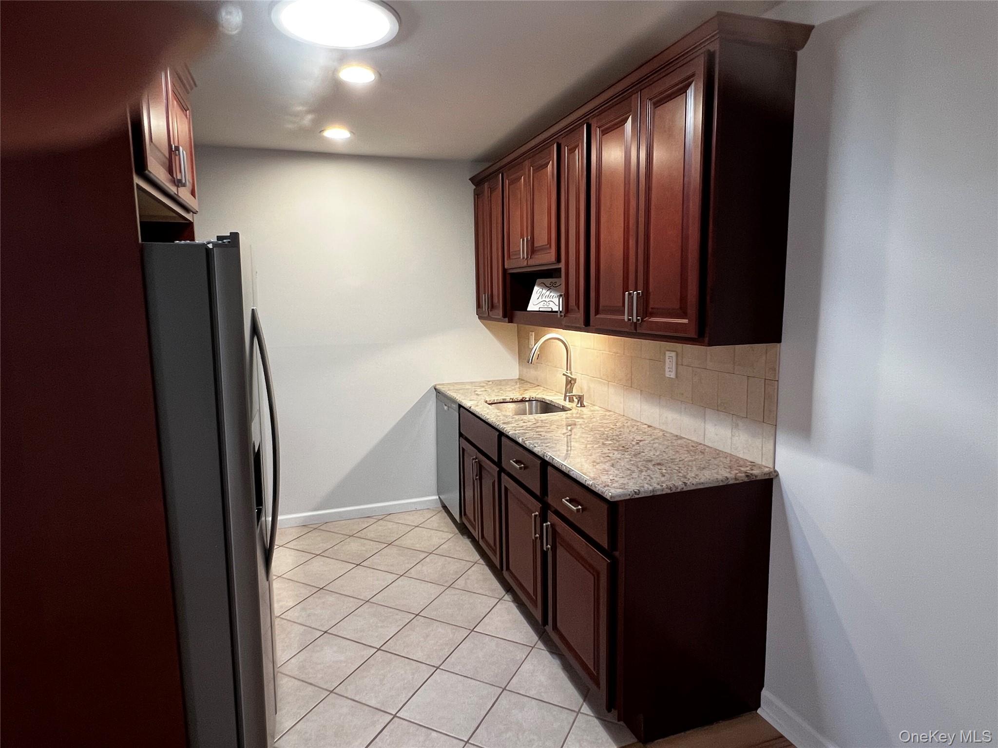 #4 photo, 305C Torquay Court, 東長島 Ridge , NY 11961