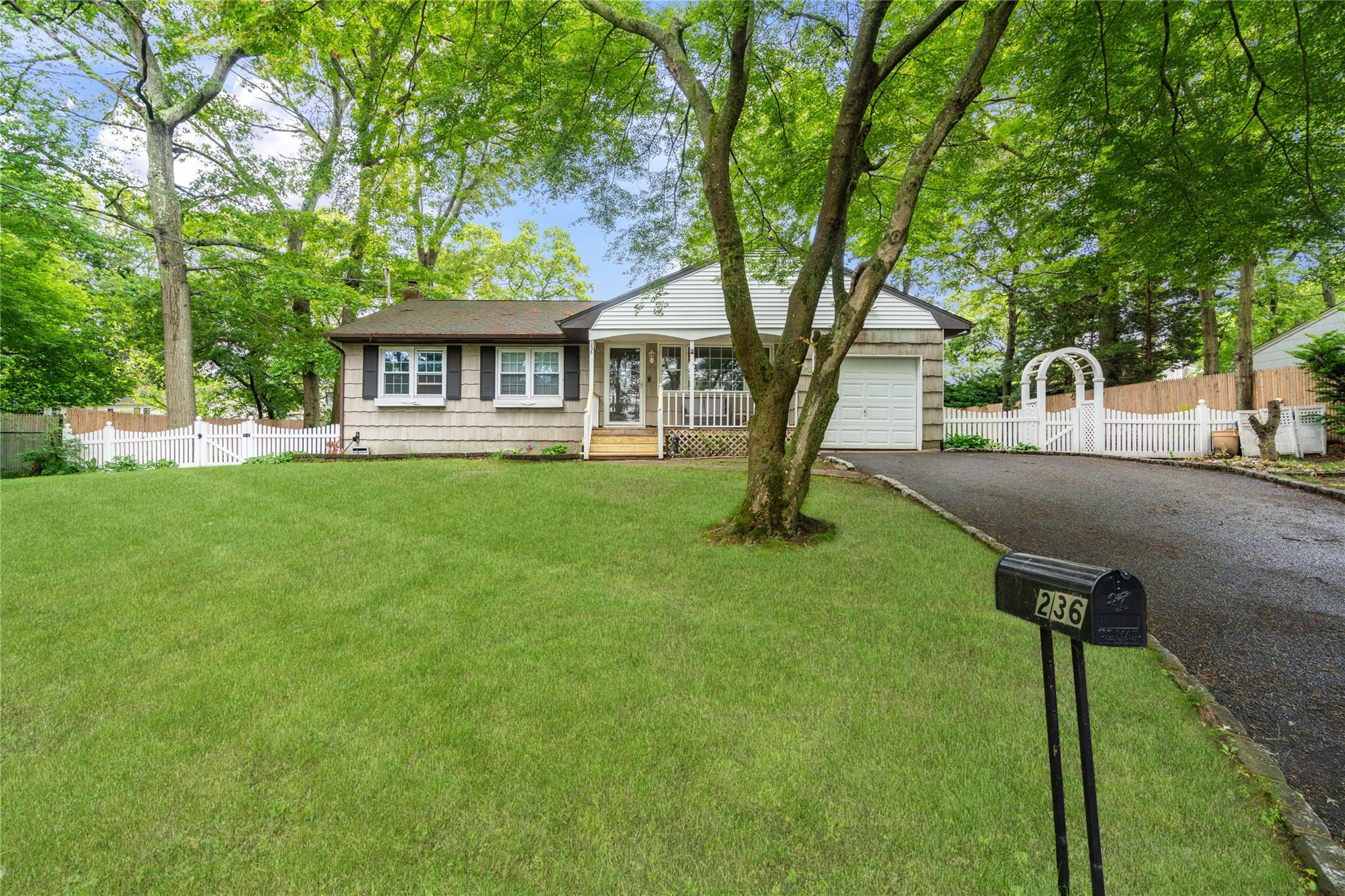 #1 photo, 236 N Ontario Street, 東長島 Ronkonkoma , NY 11779