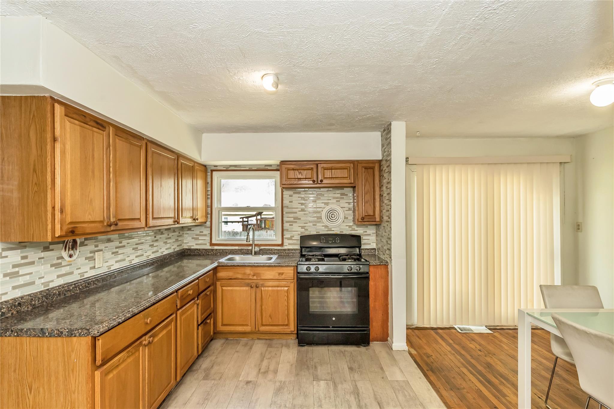 #10 photo, 18 Hilliard Avenue, 東長島 Central Islip , NY 11722