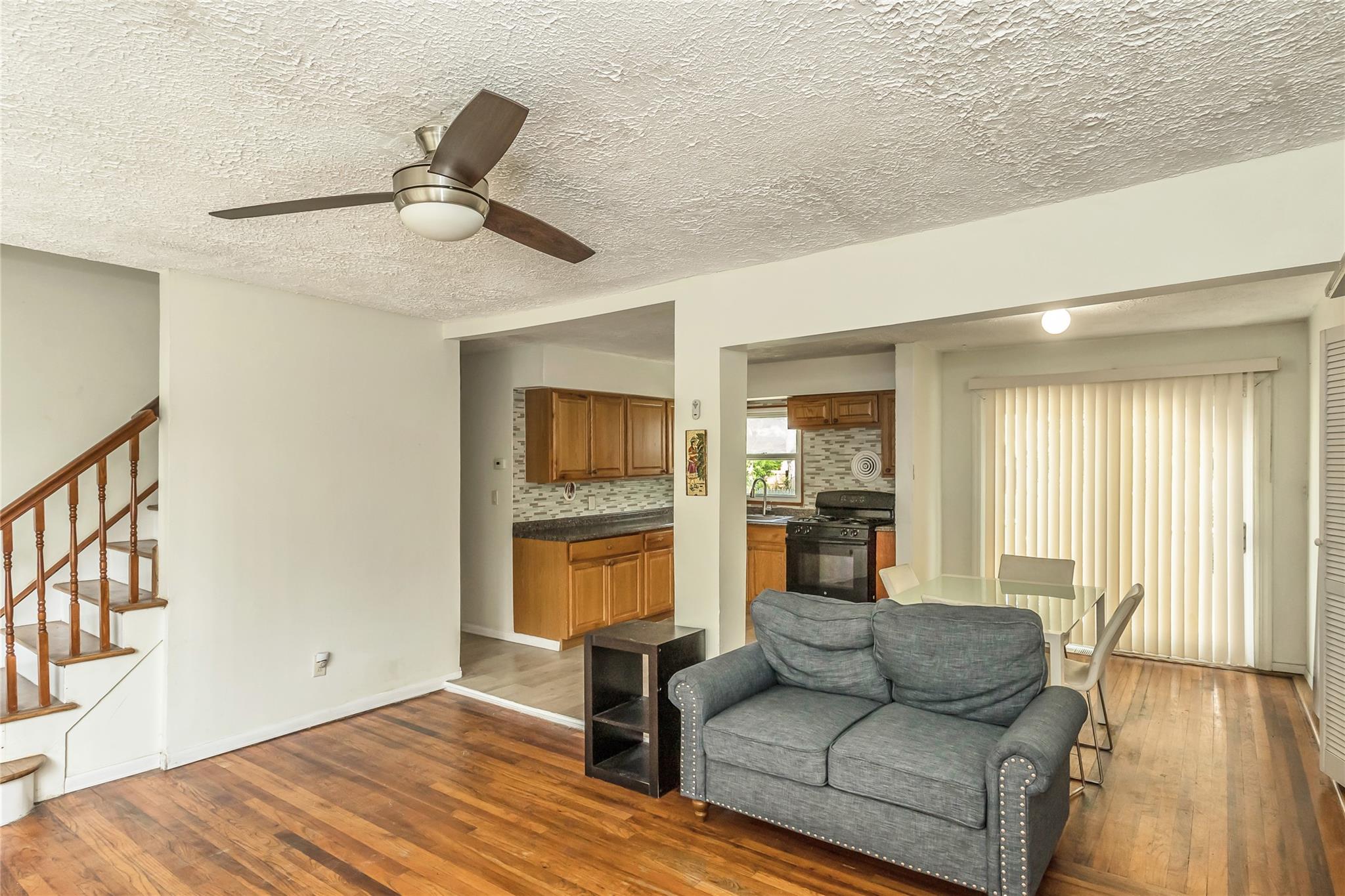 #4 photo, 18 Hilliard Avenue, 東長島 Central Islip , NY 11722