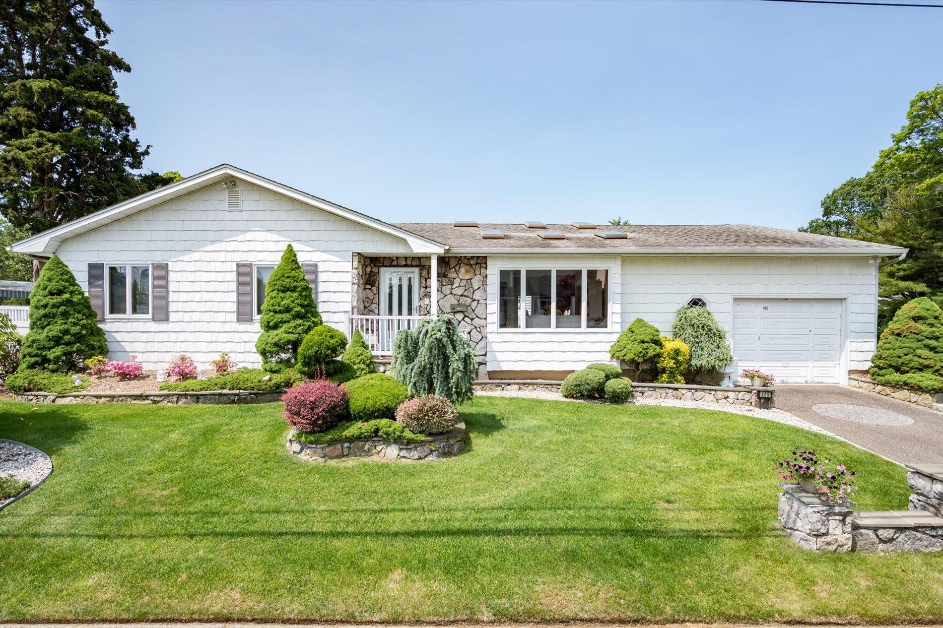 #1 photo, 405 S 14th Street, Lindenhurst , NY 11757