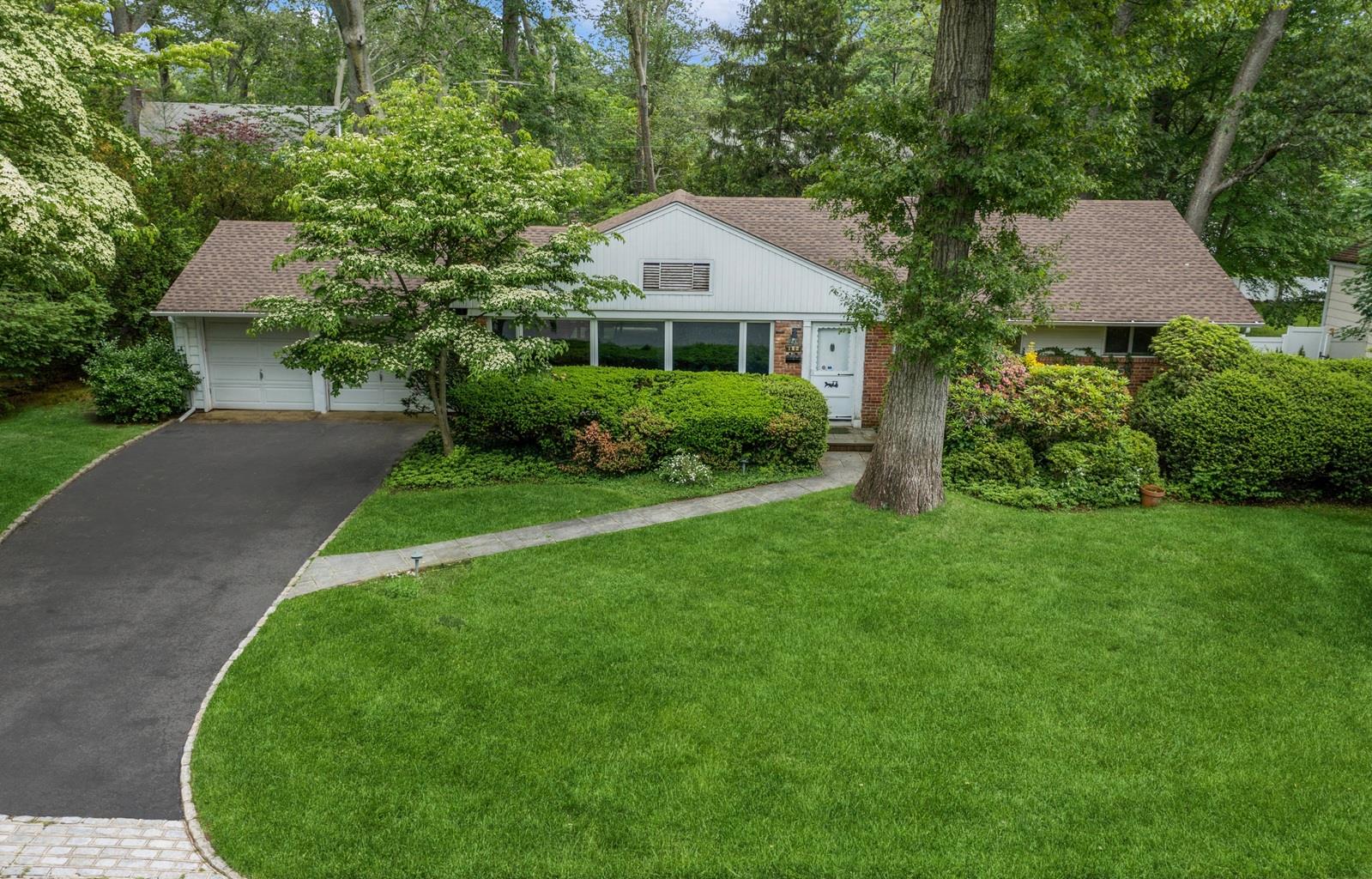 #1 photo, 190 Revere Road, ناسو East Hills , NY 11577