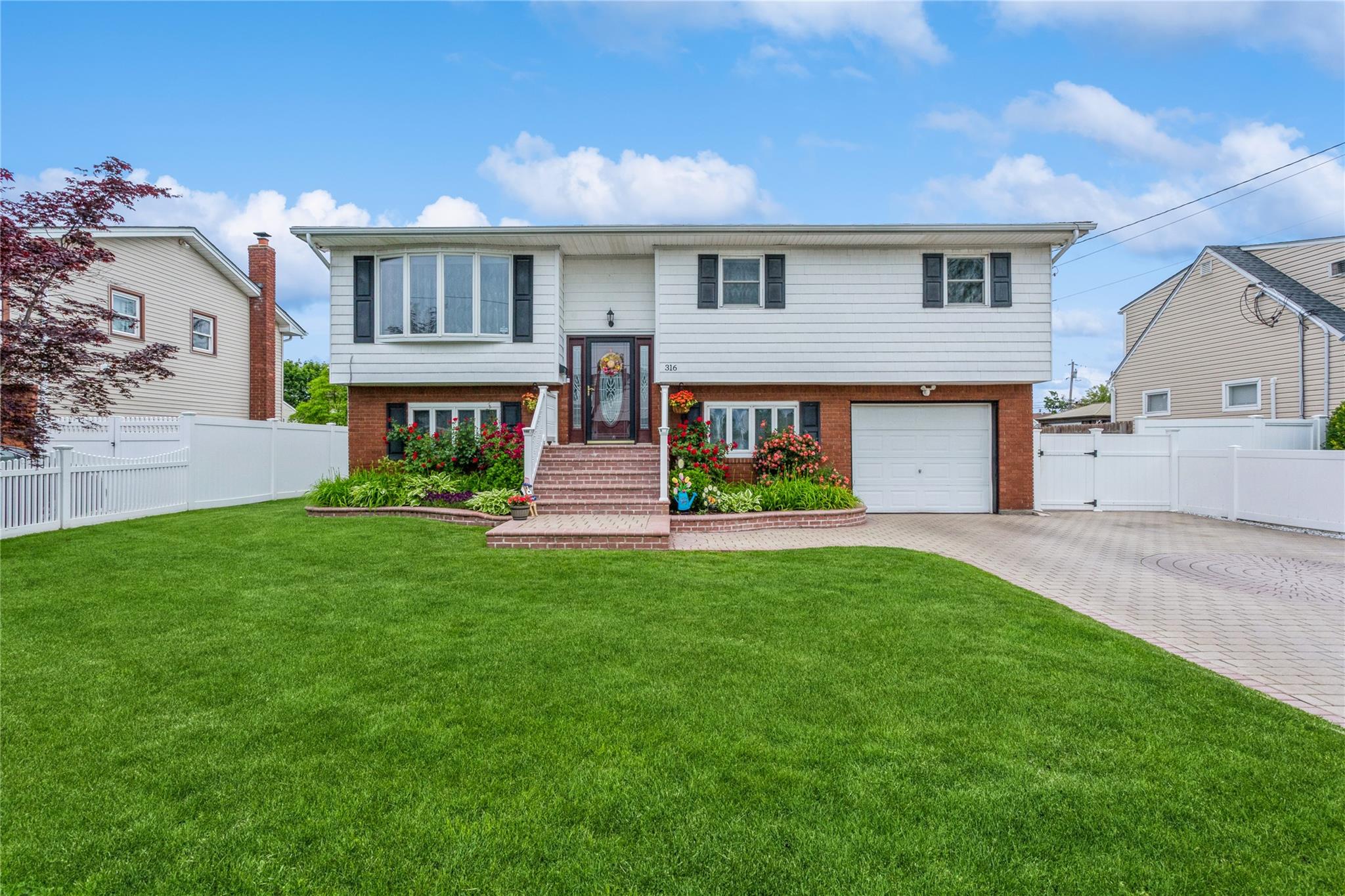 #1 photo, 316 43rd Street, 東長島 Lindenhurst , NY 11757