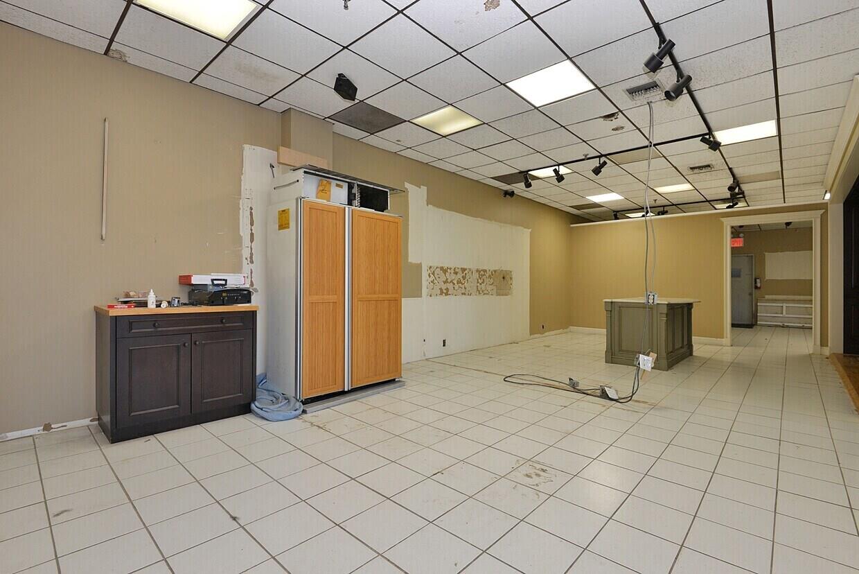 #4 photo, 42-02 Astoria Boulevard, Astoria , NY 11103