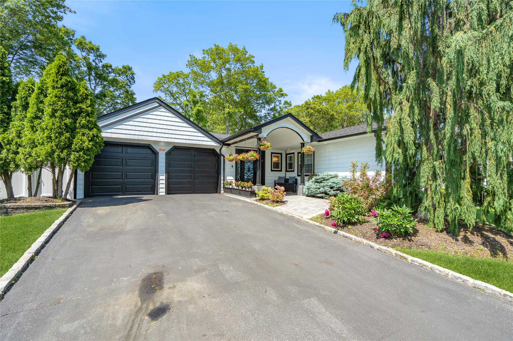 #1 photo, 11 Gallatin Drive, سوفولك Dix Hills , NY 11746