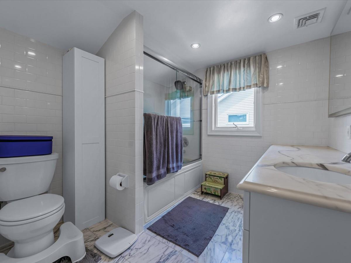 #12 photo, 18 Ashland Avenue, New Hyde Park , NY 11040