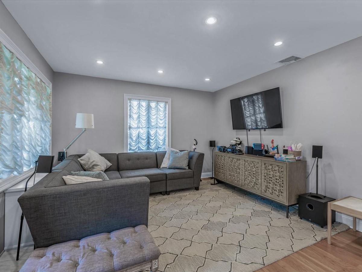 #2 photo, 18 Ashland Avenue, New Hyde Park , NY 11040