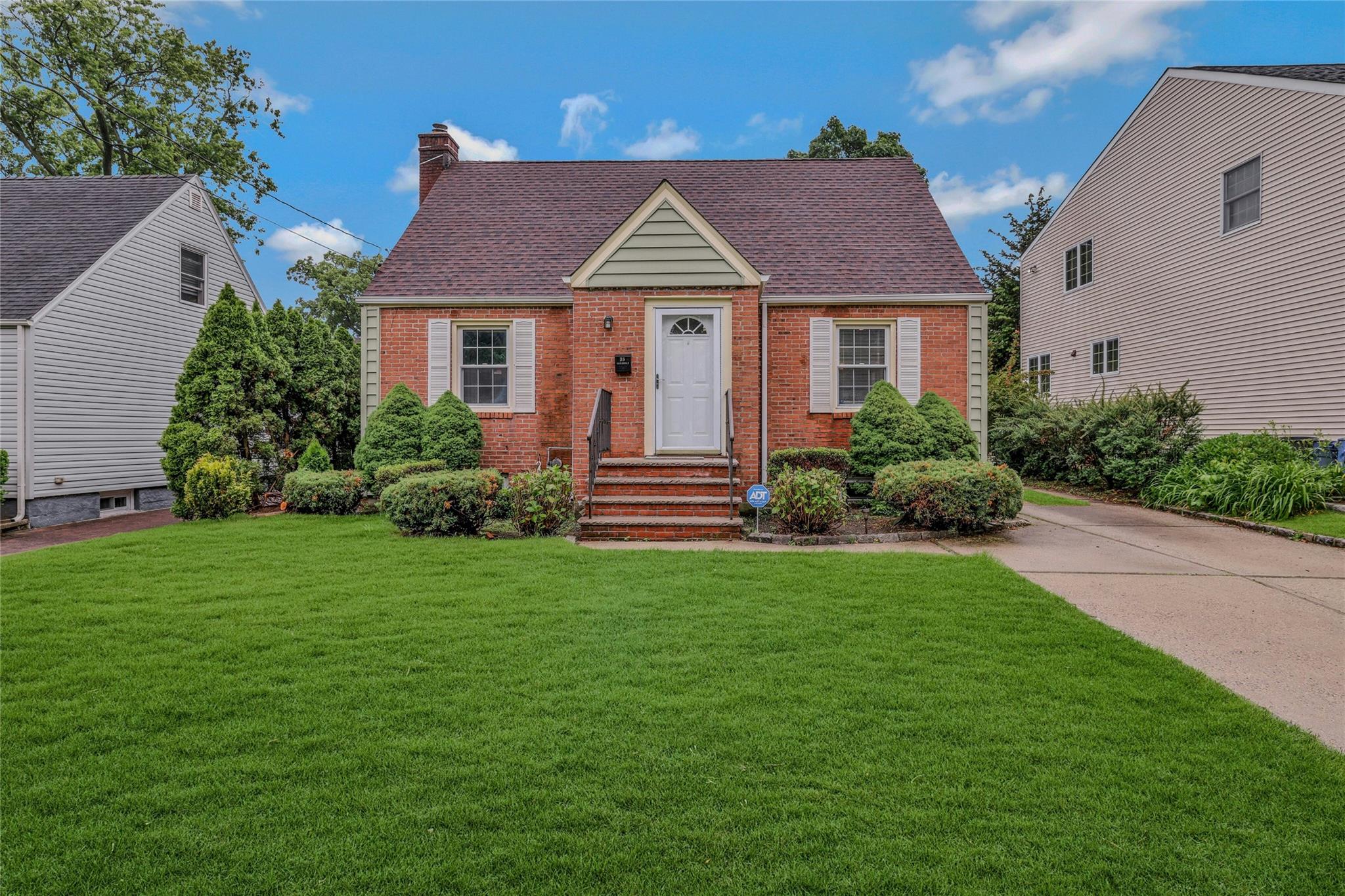 #1 photo, 35 Greenway, New Hyde Park , NY 11040