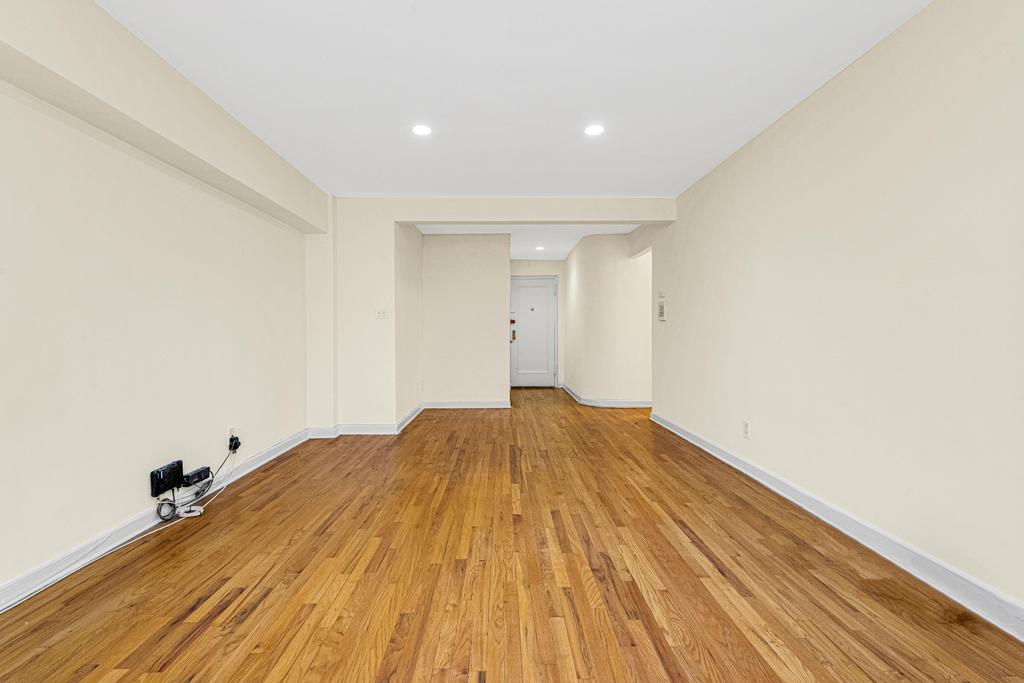 #11 photo, 72-10 112th Street, クイーンズ区 Forest Hills , NY 11375