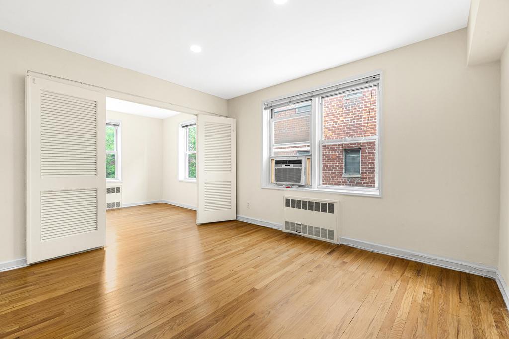 #12 photo, 72-10 112th Street, クイーンズ区 Forest Hills , NY 11375