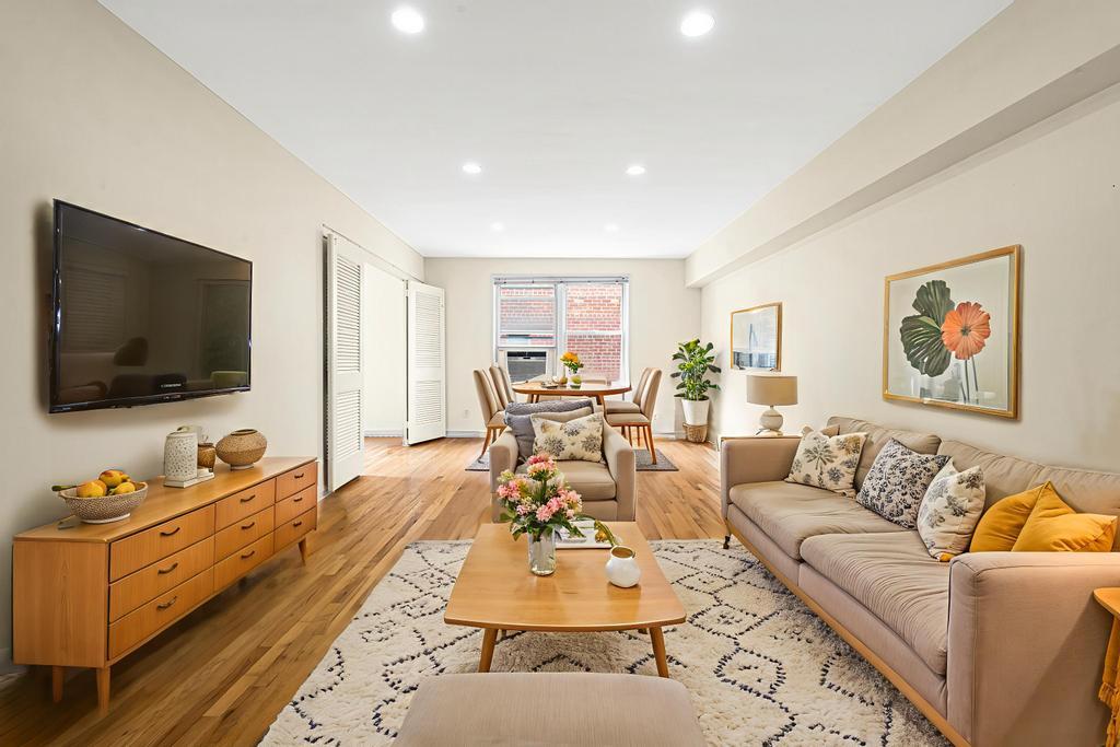 #8 photo, 72-10 112th Street, クイーンズ区 Forest Hills , NY 11375