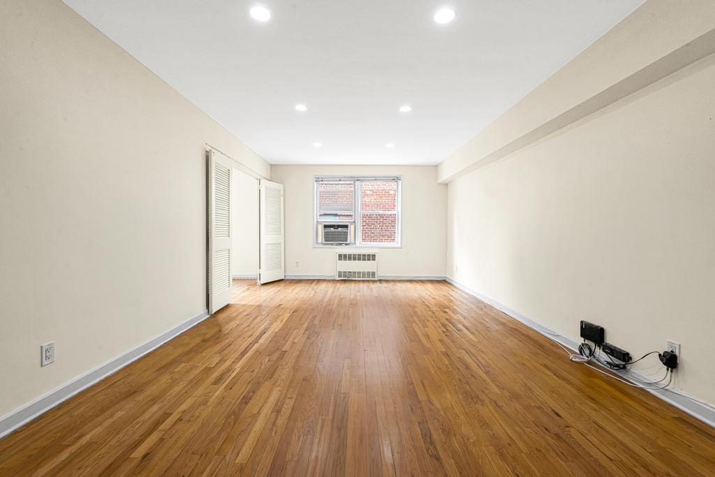 #9 photo, 72-10 112th Street, クイーンズ区 Forest Hills , NY 11375