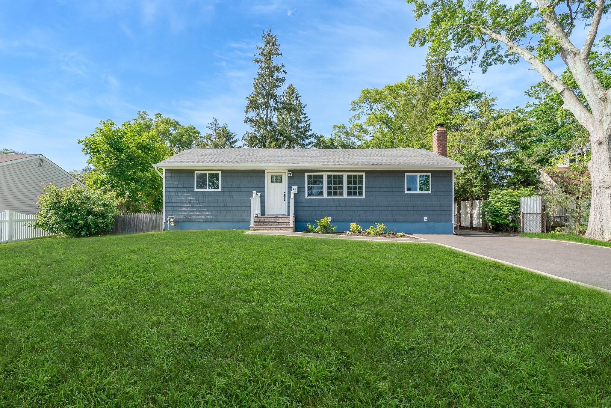#1 photo, 43 W Court Drive, サフォーク郡 Centereach , NY 11720