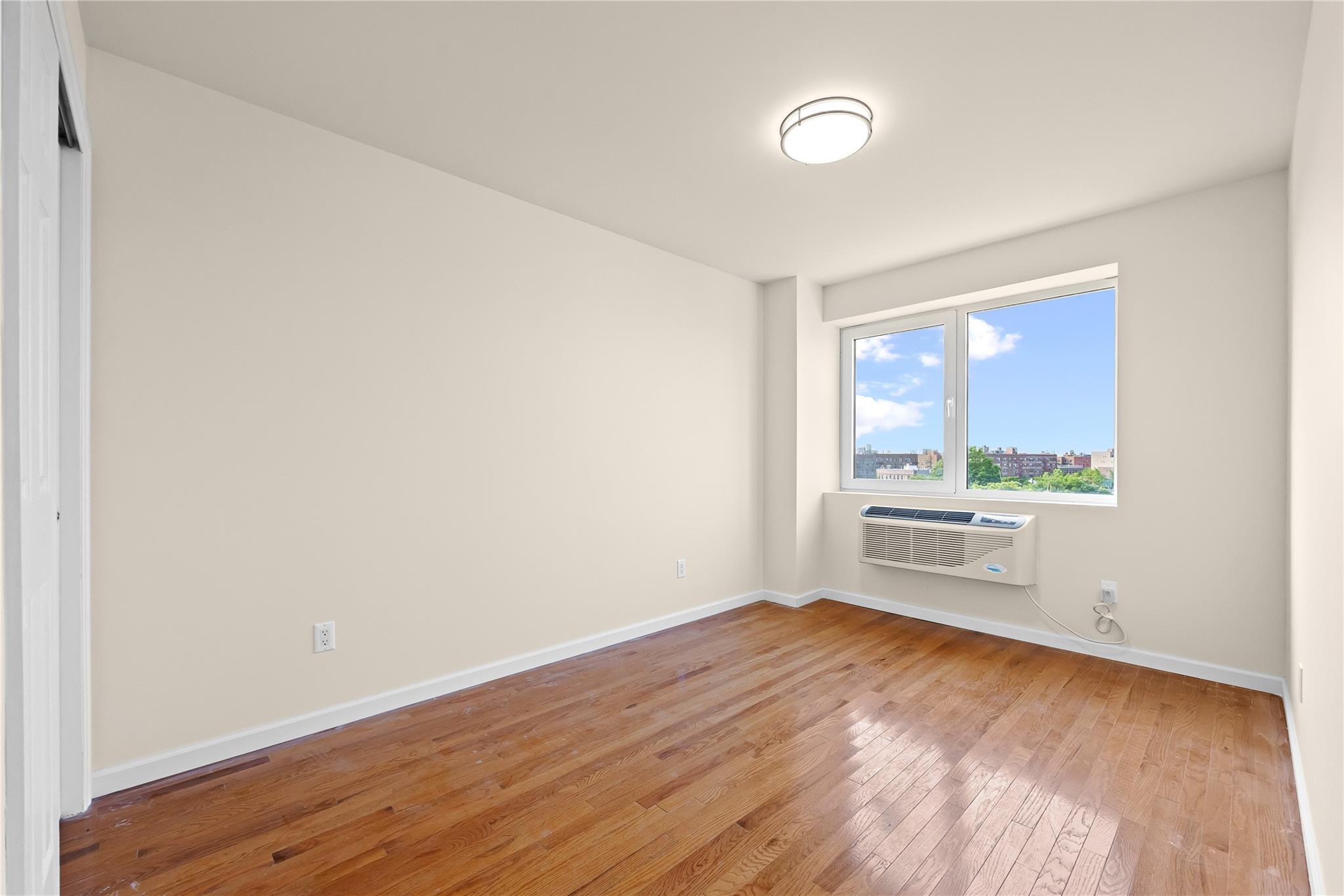 #12 photo, 91-23 Corona Avenue, クイーンズ区 Elmhurst , NY 11373